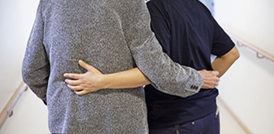 Hjælper støtter ældre borger
