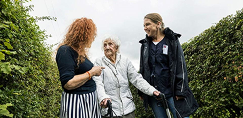 Samtale mellem ældre, pårørende og medarbejder