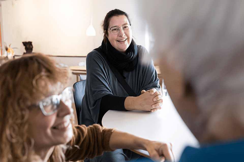 Smilende ældre og medarbejdere