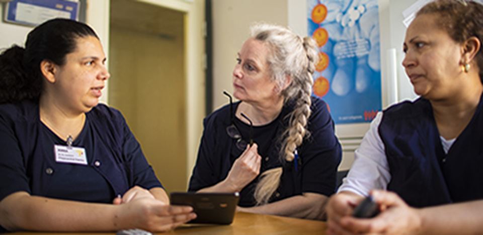 Medarbejdere taler sammen