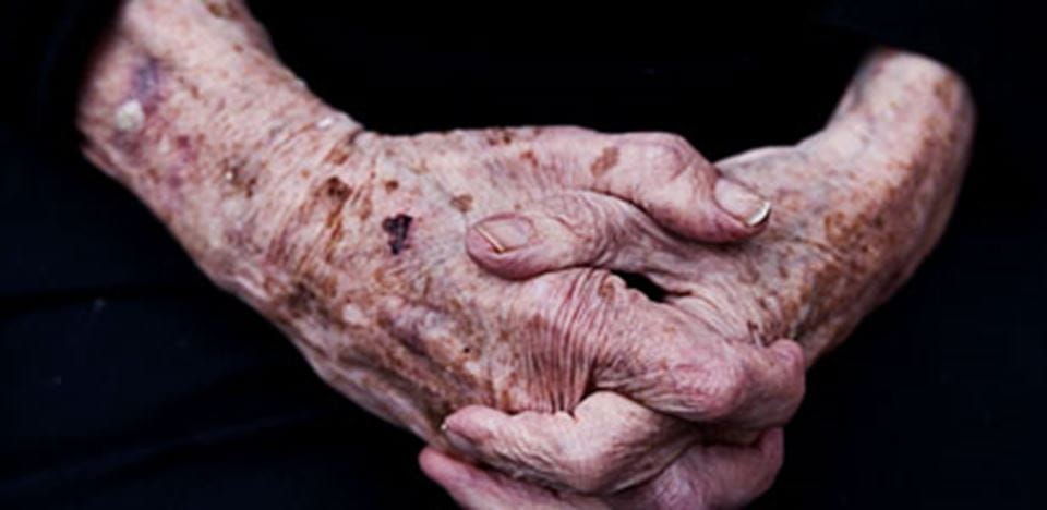 to hænder holder om hinanden